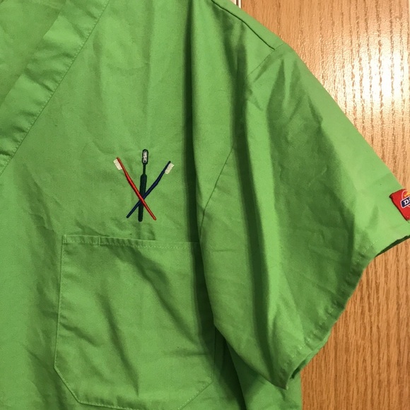 Dickies Large dental scrubs top.  Green V neck with tooth brush embroidery - Picture 4 of 10